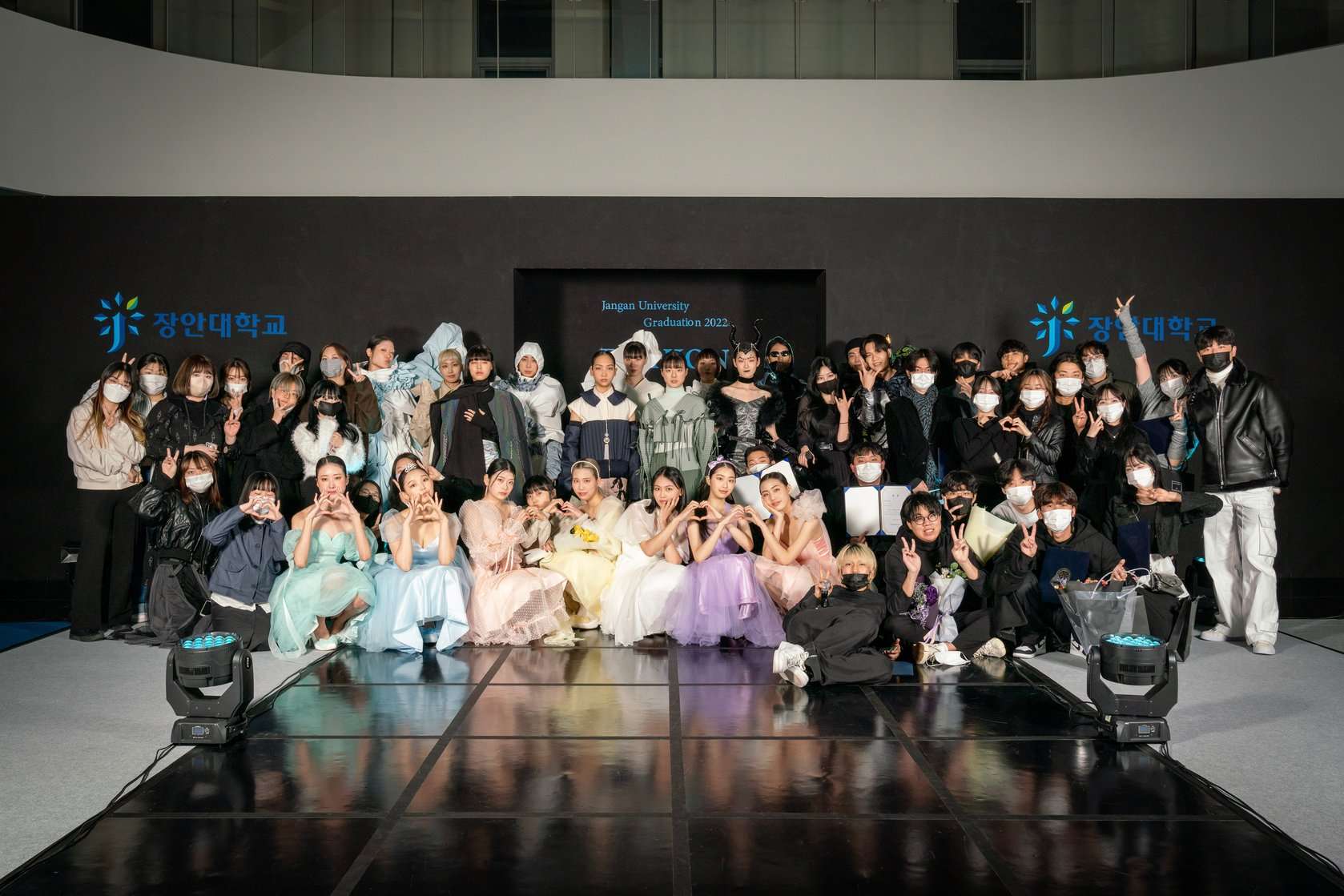 장안대학교 패션디자인과 졸업작품전 학생 단체사진