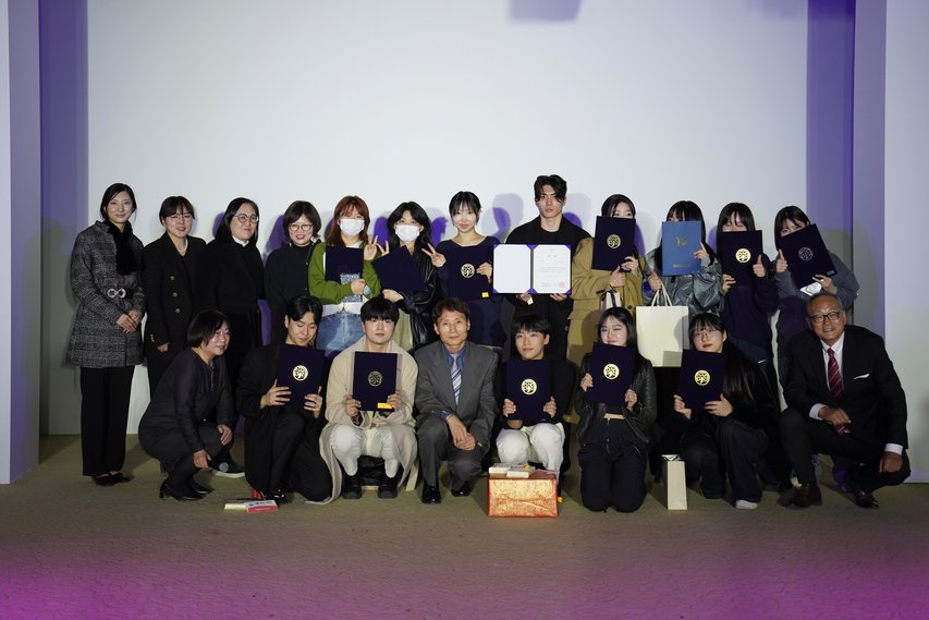 장안대학교 패션디자인과 졸업작품전 학생 단체사진